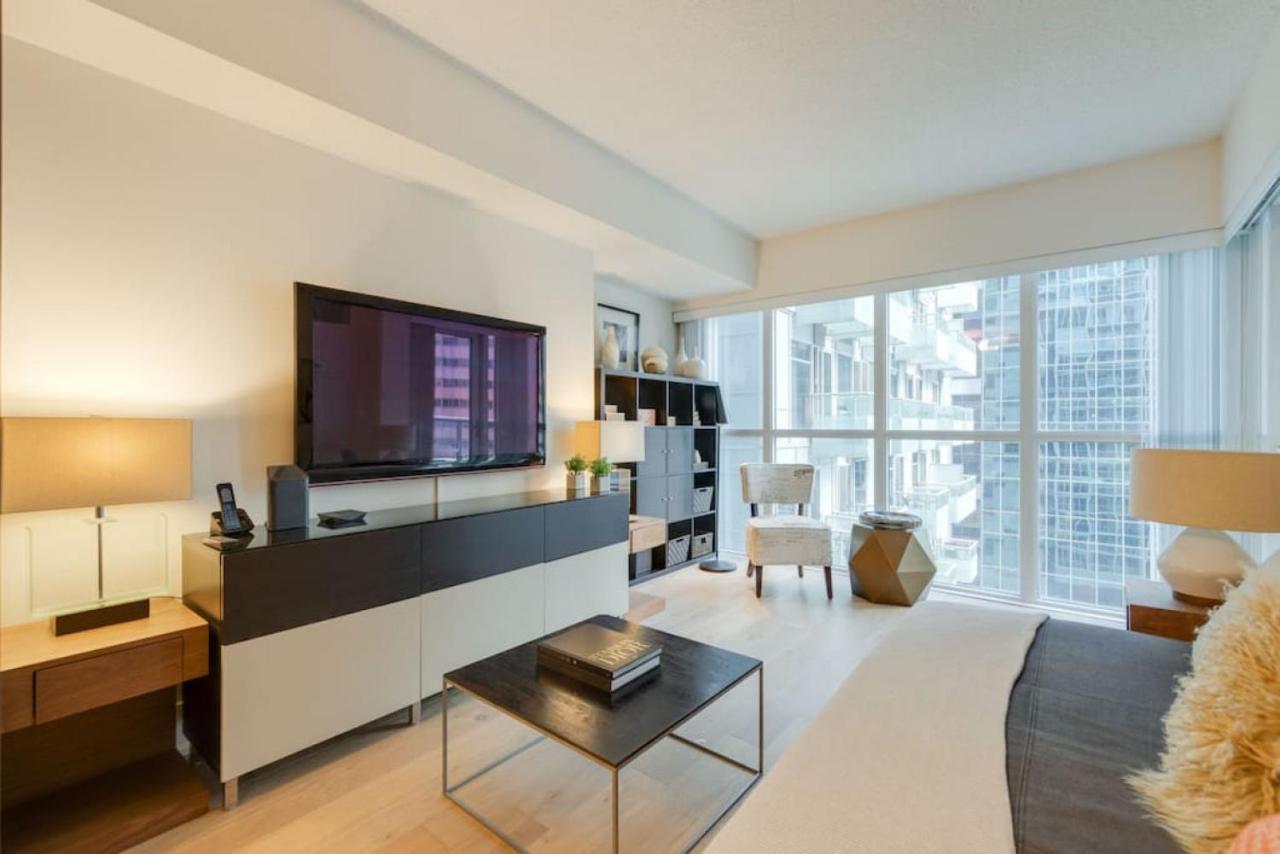 Lux 2Br 1Ba Steps To Cn Tower W Parking Included Villa Toronto Exterior photo