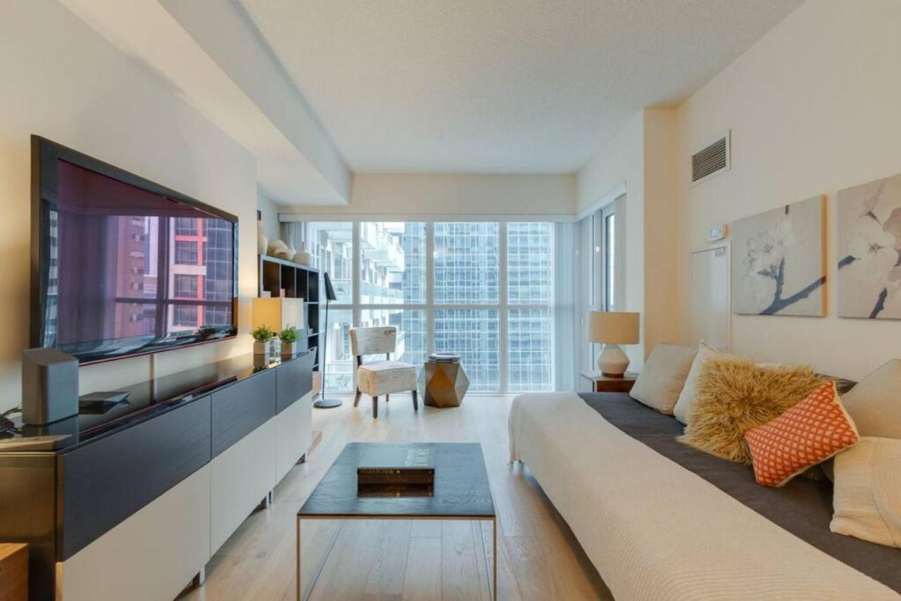 Lux 2Br 1Ba Steps To Cn Tower W Parking Included Villa Toronto Exterior photo