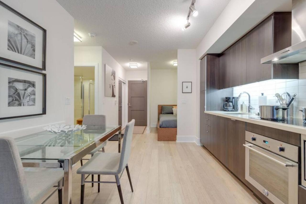 Lux 2Br 1Ba Steps To Cn Tower W Parking Included Villa Toronto Exterior photo